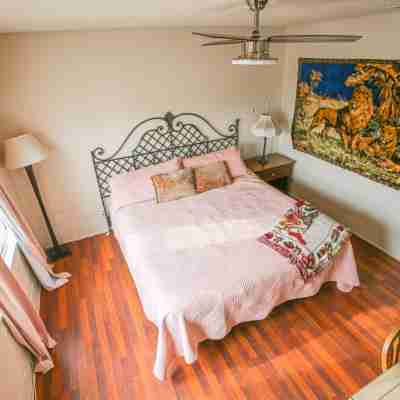 Classic 20th Century Architecture, Huge space for large families Rooms