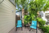 Cozy Bungalow Apartment Walking Distance to Shops, Bars and Beach!