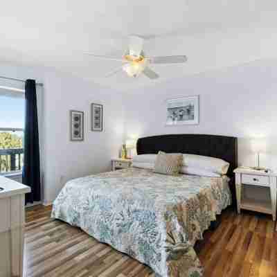 3 Pelicans - Waterfront Condo w Pool & Boat Trailer Parking Rooms
