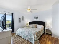 3 Pelicans - Waterfront Condo w Pool & Boat Trailer Parking Hotels in Cedar Key