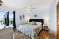 3 Pelicans - Waterfront Condo w Pool & Boat Trailer Parking Hotels near Island Arts