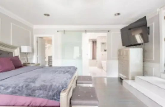 RENOVATED LUXURY 6000 sqft Mansion in Downtown Orlando SLEEP 14 NEAR Theme Parks