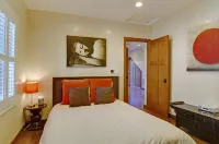 Relax in your Private Retreat - Hot Tub, One Block from Beach & Town! Lic0085