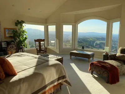 Amazing Hillside Retreat 6 bedrooms, 7.5 baths