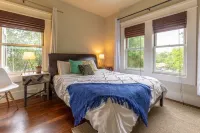 Austin Luxury Escape – 8 Bedrooms, Pool, Hot Tub, BBQ, & Steps from UT & Moody 오스틴 시티센터 호텔