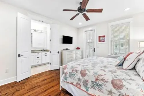 Spacious 5 bedroom Watercolor Home- close to pool, yard. INC. GOLF CART+4 BIKES