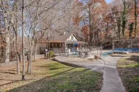 Spacious Estate - Pool, Games, Karaoke, Sleeps 16!