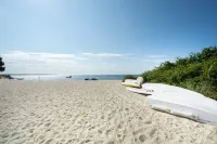 Private Beach on Nantucket Sound - Walk to Beach, Town, Harbor!