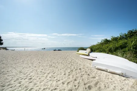 Private Beach on Nantucket Sound - Walk to Beach, Town, Harbor!