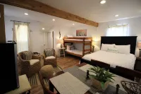 Sleeps 25, 5 Homes, Fire pit, Spring Fed Waterfront