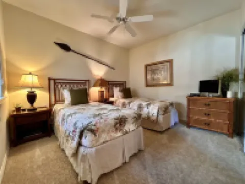 Lovely 2nd Floor Unit On Golf Course, Easy walk to Beach, Restaurants, Shopping