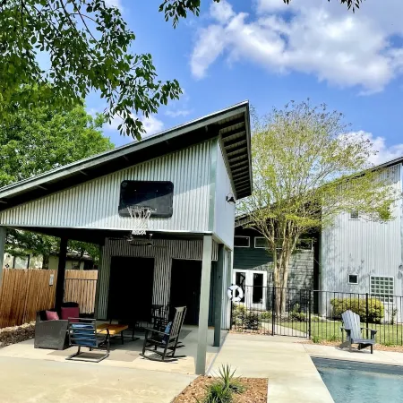 Lovely, Bright Modern House, Short Walk to Main Street, Private Pool!