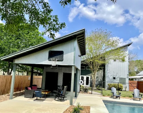 Lovely, Bright Modern House, Short Walk to Main Street, Private Pool!