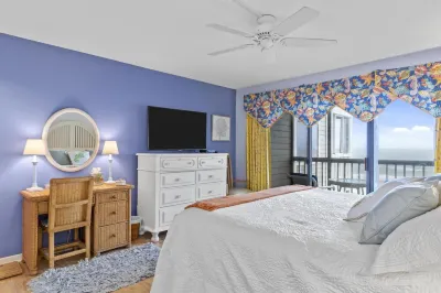 Exceptionally Clean 3Br/3Ba Oceanfront Condo in the Heart of the Crystal Coast Pine Knoll Shores附近的飯店