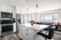 NEW WATER VIEW FAMILY Villa AC Deck HOT TUB GRILL FIRE PIT onsite free parking!!