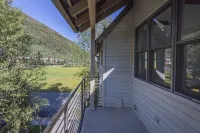 Owl Meadows LUX 3BR/3.5Bth Views, deck, fp; Walk to town, grocery EVERYWHERE
