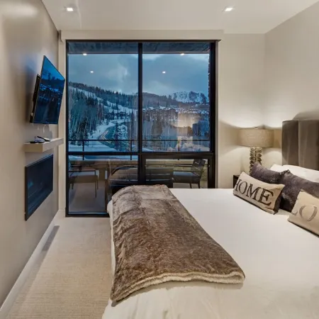 NEW Gorgeous Luxury Ski-in/Out Deer Valley. Pool, Gym, Ski Valet.
