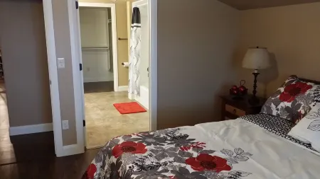 Newer 2000 plus sq ft Apartment Bring your Pets and Toys