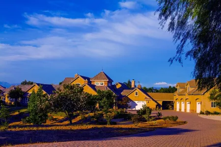 SLEEP IN THE VINES! Perfect for 2 − 4 people!