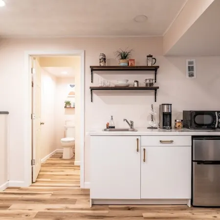 Private Studio with Kitchenette. Keyless Entry, Parking. Great for Extended Stay Отели в г. Лисандер