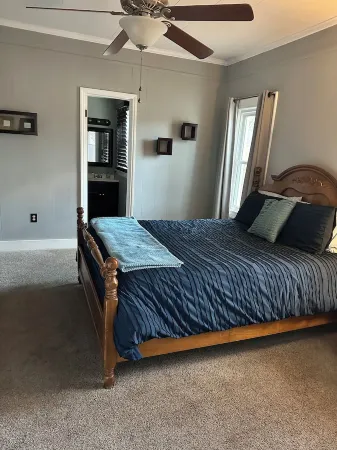 The Vineyard House - Quiet and Quaint Full House