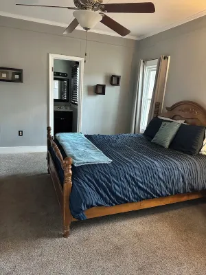 The Vineyard House - Quiet and Quaint Full House