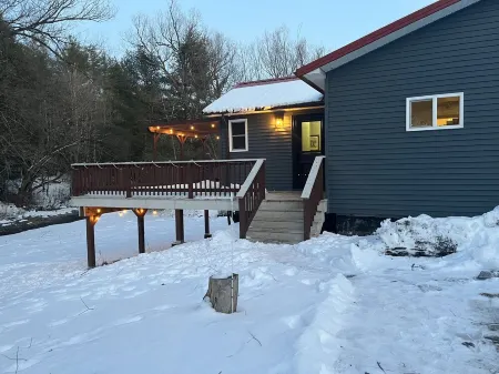 Creek side cabin near State Parks and ski resorts