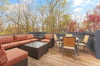 Heated pool and steps from downtown Saugatuck! Family-friendly retreat