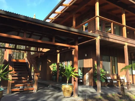 Volcano Forest House next to Volcano National Park Отели в г. Волкейно