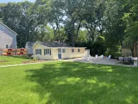 Quaint cottage one block from water Hotels near Walmart Supercenter