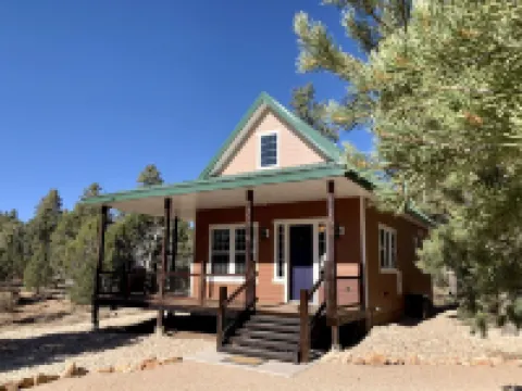 Spacious Zion Cabin, Walk to NP, Near Ponderosa Ranch, Sleeps 9