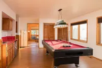 Spectacular views-5- cars easily. pool table and brand new hot tub.