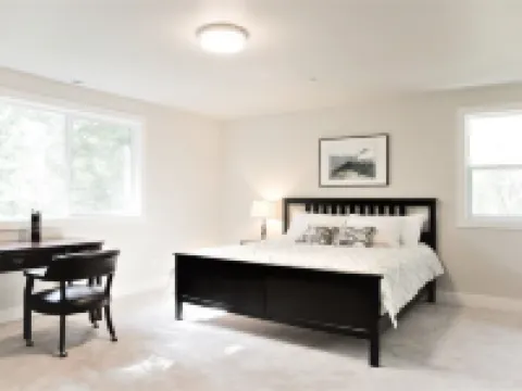 Spacious, family friendly, great for hosting w/ large island, quite & peaceful! Hotels in Sammamish