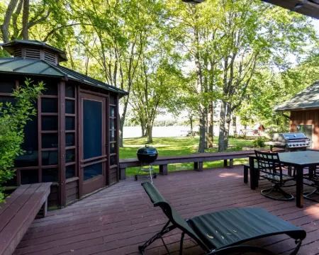 Luxurious Lake McKenzie Cabin Getaway ~ Recently Remodeled! EV Charger on Site Hotel a Scott