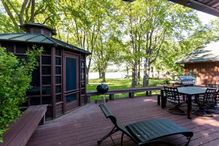 Luxurious Lake McKenzie Cabin Getaway ~ Recently Remodeled!