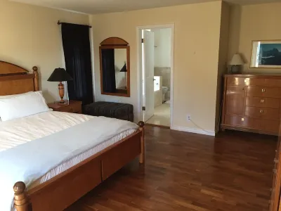 Coastal Comfort with Short Walk to Bluffs and Beach Hotel dekat Venice Beach in Half Moon Bay