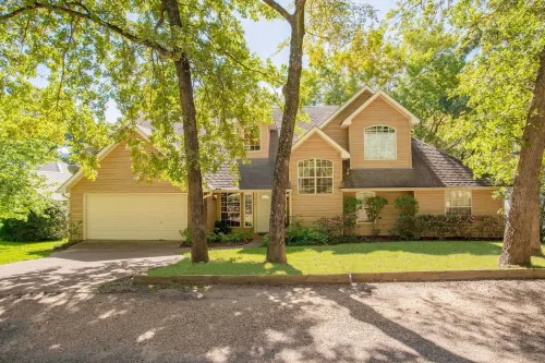 Stay. Play. Relax. Your Perfect Lake Escape!