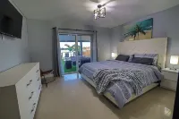 Lakefront House with Spa Tub - 10 mins to Airport