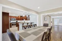 4BR/3BR - Spacious Home 4 Minutes From Beach