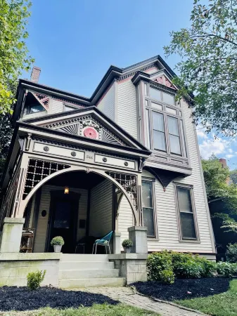 Historical Villa w/hot tub-1block from Rupp Отели рядом с достопримечательностью «Университет Кентукки»