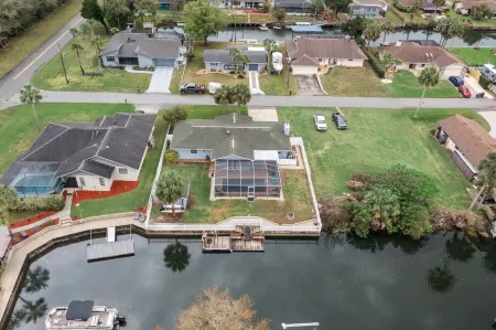 Waterfront Pool & Dock, Minutes to Springs & Gulf