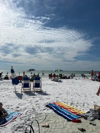 SIESTA KEY, BLUE ROMANTIC DREAM! 100 FEET TO THE  BEACH! Отели рядом с достопримечательностью «Кресент Бич»