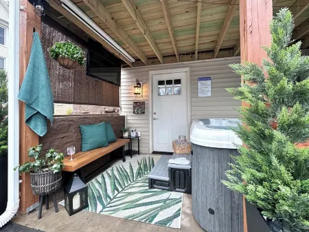 Walk to Wesleyan & Dwtn - New Hot Tub with Outdoor TV