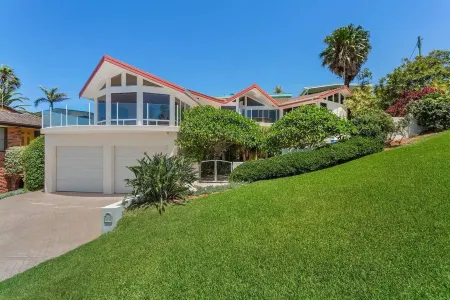 Forster- Beachfront Views & Pool -Jewel of the Sea