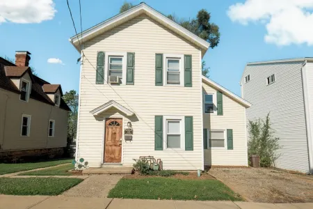 Whispering WillowBnB – Cozy Central Stay Near IUP in Indiana, PA