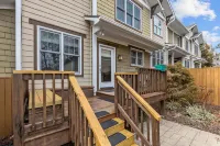 Convenient 3-BR Townhouse in SW Durham
