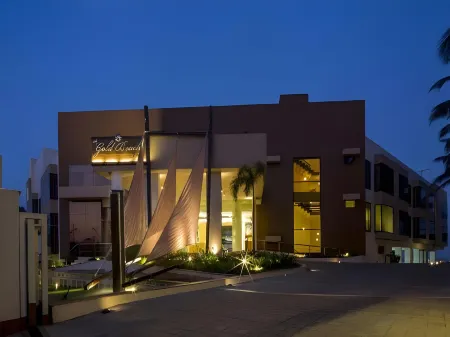 The Gold Beach Resort Отели рядом с достопримечательностью «Мирасол Лейк Гарден»