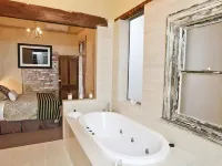 Indulge Apartments Mildura - Eighth Street Hotels in Gol Gol
