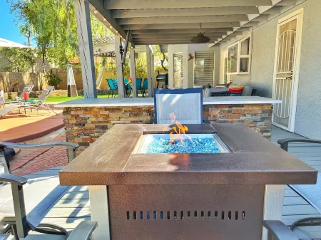 Heated Pool + Fun Outdoor Oasis! Cozy Family Friendly house in Gilbert near Mesa