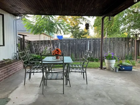 Charming Cottage in Scenic Seattle with AC, WiFi, and All the Comforts of Home. Отели в г. Брин Маур-Скайуэй